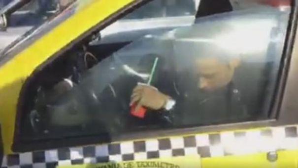 Taximetrist pus la punct după ce și-a aruncat gunoiul pe geam. Momentul a fost filmat și a &icirc;mp&acirc;nzit internetul: "S-a umplut paharul. Nu se mai poate!"
