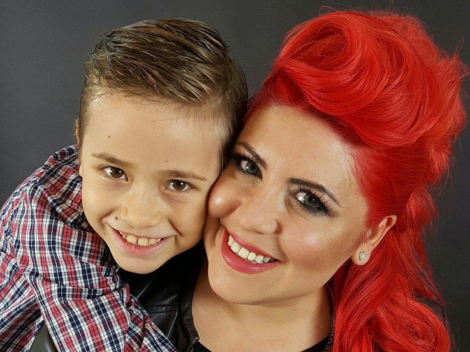 O roşcată celebră &icirc;şi pregăteşte fiul să devină star TV: "Poate deveni chiar mai cunoscut publicului dec&acirc;t mine"