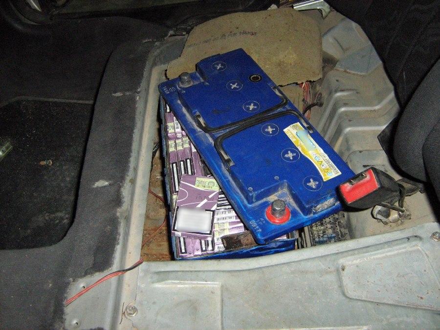 Contrabanda a ajuns la un alt nivel! Poliția de Fontieră Rom&acirc;nă a găsit &icirc;n interiorul aucumulatorilor auto zeci de pachete de țigări