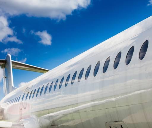 V-ați întrebat vreodată de ce avioanele au geamuri rotunde? Răspunsul este extrem de simplu!