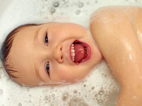 Nu îţi mai pune copiii în pericol! Ce a descoperit Protecţia Consumatorilor după ce a verificat şampoanele pentru bebeluşi e ŞOCANT