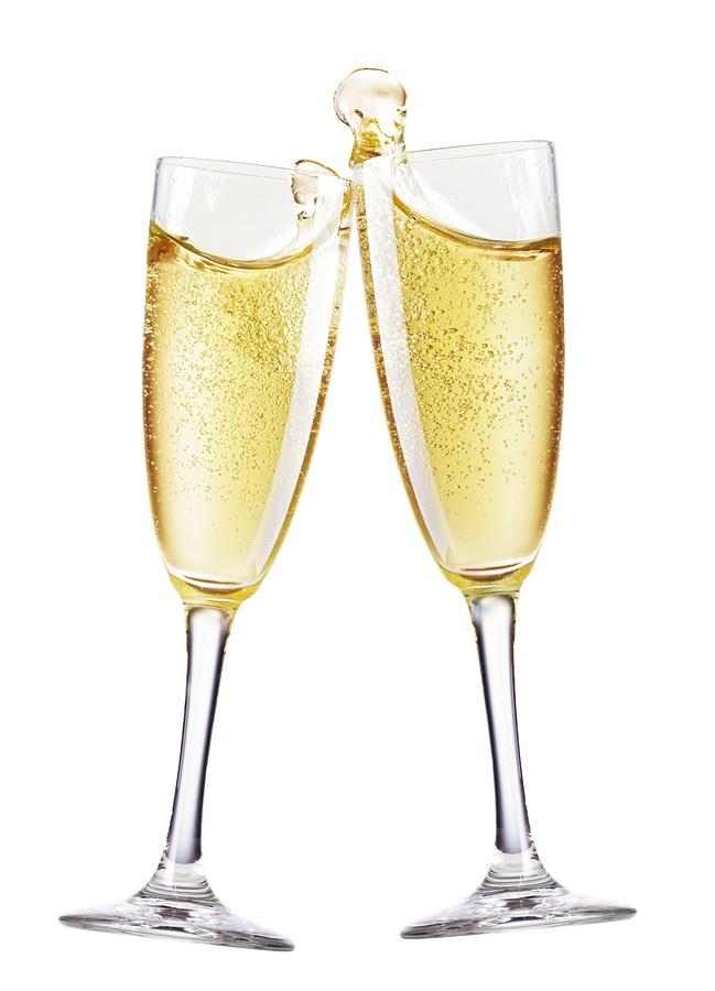 CE TARE! Nu te-ai fi g&acirc;ndit niciodată la asta: Motivul pentru care paharele de șampanie sunt prevăzute cu piciorul lung