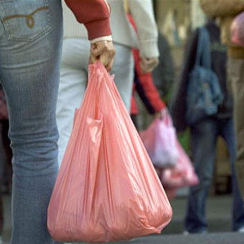 Au fost interzise pungile de pastic și de h&acirc;rtie! Cum &icirc;și transportă oamenii produsele cumpărate din acest magazin!