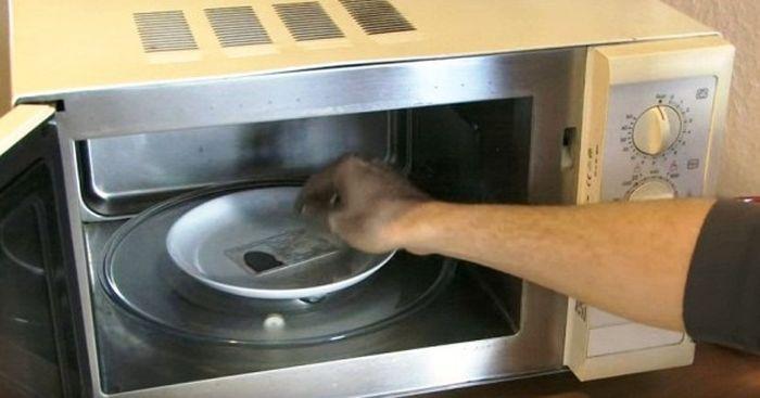 Nemții &icirc;și distrug cipurile de pe cărțile de identitate cu ajutorul cuptorului cu microunde!