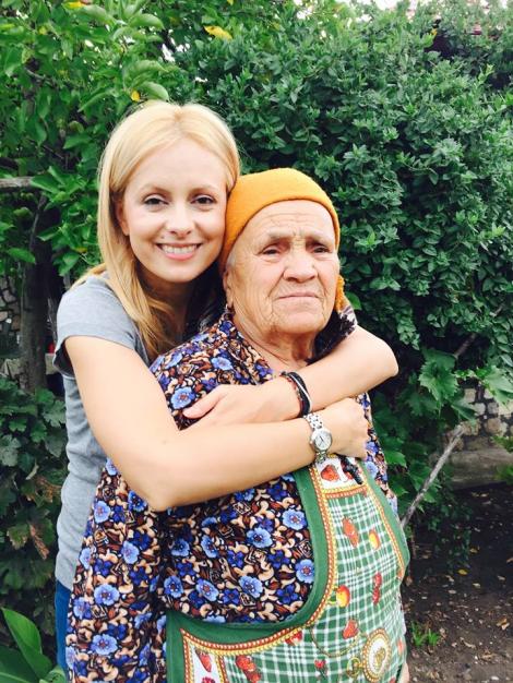 Simona Gherghe își sărbătorește bunica: "Mamaie are 91 de ani și nu ratează emisiunea. Mă ceartă mereu când nu port cercei"