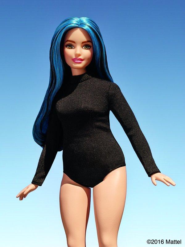 Păpușa Barbie nu mai are formele 90-60-90! Este pitică și are câteva kilograme în plus!