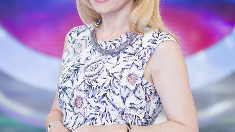 Simona Gherghe, prezentatoarea emisiunii "Acces direct"