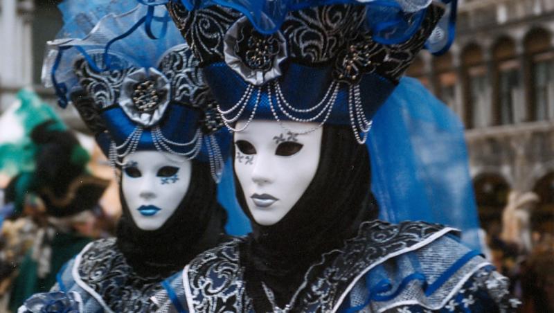 Carnavalul poartă masca fricii anul acesta! Vor fi mii de poliţişti pe străzi, între carele alegorice