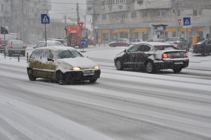 Starea drumurilor din Rom&acirc;nia! Cum se circulă după prima ninsoare serioasă din această iarnă