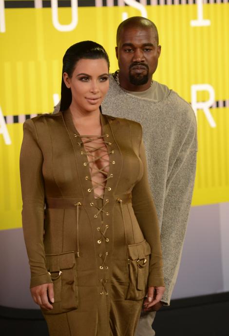 Oficial: Prima poză cu băieţelul lui Kim Kardashian şi al lui Kanye West, la o lună de la naştere