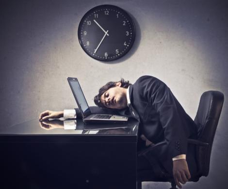 Numeroși români pățesc asta frecvent! Ce se întâmplă dacă te ia somnul la serviciu sau simți că nu ai energie!