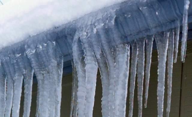 Amenzi de p&acirc;nă la 2.000 lei pentru ne&icirc;ndepărtarea țurțurilor de pe acoperișuri