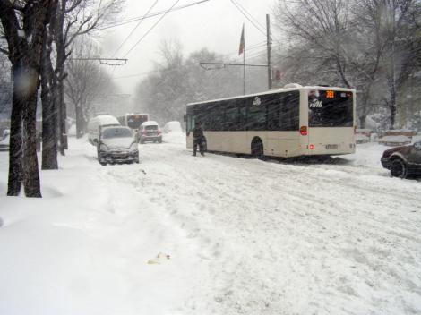 Trafic de coşmar în Bucureşti din cauza ninsorii. Cum arată acum marile bulevarde din Capitală