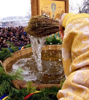 Licoarea Sf&acirc;ntă, care nu se strică, oferită credincioșilor de Bobotează. Care sunt beneficiile Aghiasmei Mari