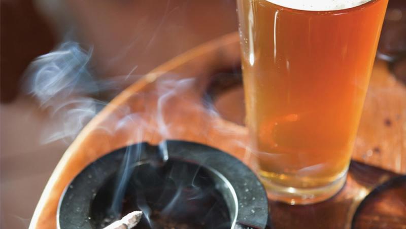 Amestecul de alcool şi tutun e extrem de periculos pentru sănătate