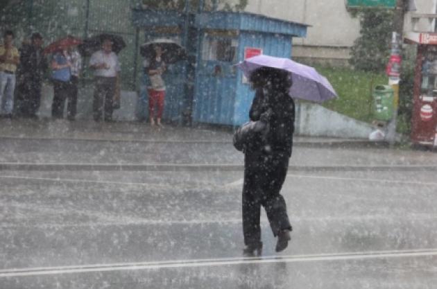 Vremea o ia razna! Meteorologii au emis o avertizare "cod galben" de ploi, valabilă de miercuri după-amiază