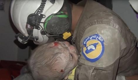 "Trăiește!" Un bărbat a izbucnit în lacrimi, după ce a scos un bebeluș de sub dărămături. Șapte copii au pierit fără nicio șansă, în urma bombardamentului din Siria
