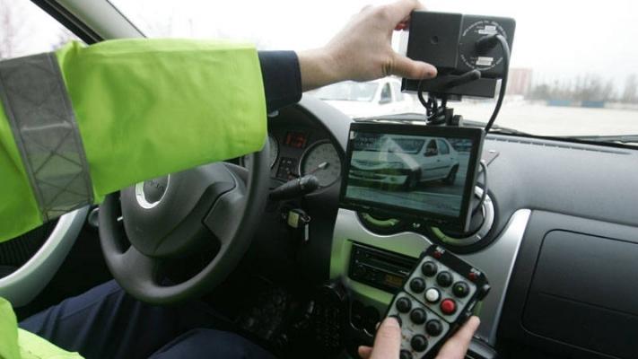 Doi șoferi au dat radarul Poliției peste cap! Cu ce viteză fabuloasă circulau pe drumurile patriei