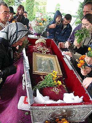 Racla cu moaștele Sfintei Parascheva, scoasă spre &icirc;nchinarea pelerinilor. Semnificația neștiută a sărbătorii pentru rom&acirc;ni