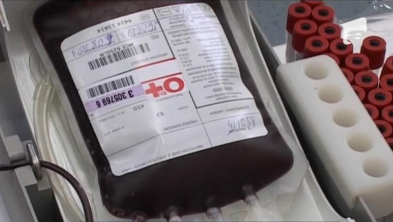 Situaţie dramatică la centrul de transfuzii din Sfântu Gheorghe. Oamenii donează sânge cu ligheanele lângă ei