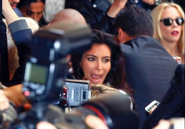 Hoții purtau uniforme de polițiști &icirc;n momentul atacului! Detalii uluitoare despre răufăcătorii care au jefuit-o pe Kim Kardasian de nouă milioane de dolari