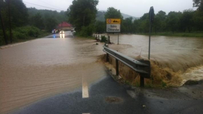 Ploile fac ravagii: Drumuri blocate, bulevarde surpate și școli &icirc;nchise! A fost emis COD ROȘU