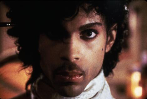 Piesele nelansate ale cântăreţului Prince, "vândute pe sub mână”, la scară largă. Doar artistul deţinea codul de acces al camerei în care sunt depozitate suporturile muzicale