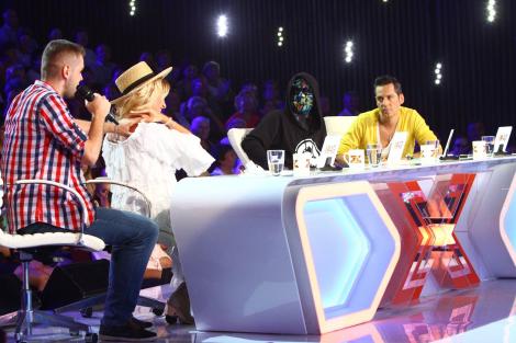 Un concurent cântă și îi face masaj Deliei la „X Factor”
