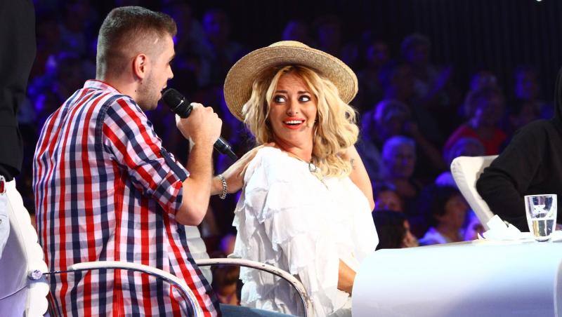 Un concurent cântă și îi face masaj Deliei la „X Factor”