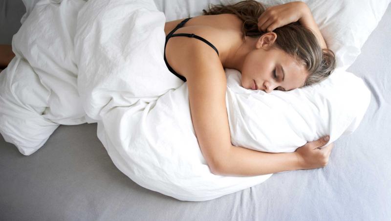 Dormitul pe canapea are un preț mult prea mare! Ce se întâmplă în corpul tău?