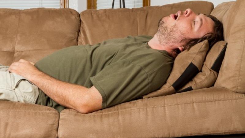 Dormitul pe canapea are un preț mult prea mare! Ce se întâmplă în corpul tău?