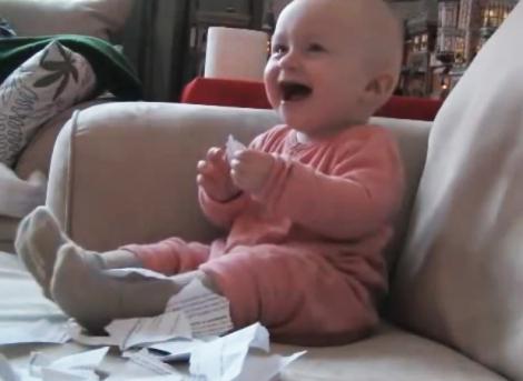 Acesta este cel mai tare bebeluș! Rupe hârtii și face show! Tot internetul a râs cu lacrimi când l-a privit! (VIDEO)