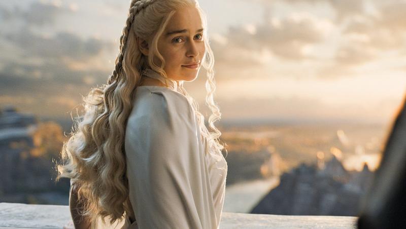 Emilia Clarke, frumoasa actriță din „Game of Thrones”, trăieşte ca o adevărată prinţesă! Are un castel mai ceva ca în povești! (VIDEO)