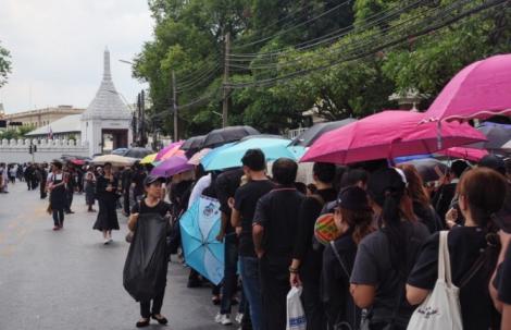 Thailandezii au epuizat stocul de haine negre, din cauza doliului naţional, după moartea regelui