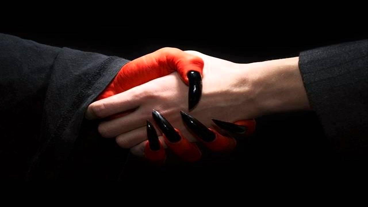 Obișnuiești să iei bani cu &icirc;mprumut? Un preot explică de ce nu este bine: "Ţi-l legi singur pe Satana de ograda ta. Este cel mai mare blestem"