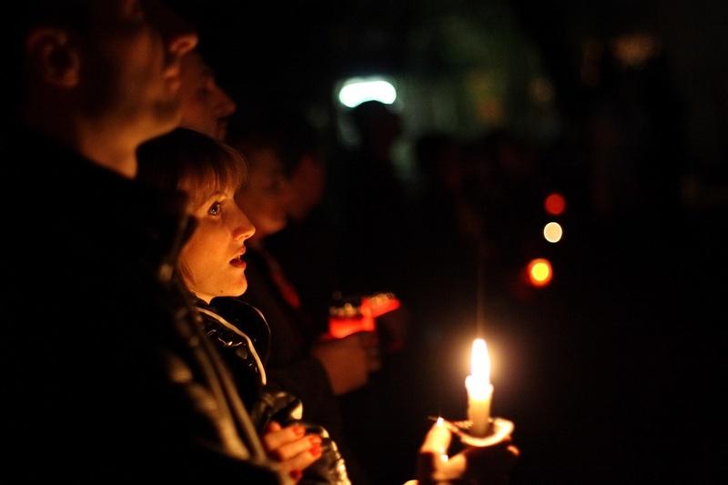 Ce se &icirc;nt&acirc;mplă, de fapt, c&acirc;nd &icirc;i ții lum&acirc;narea cuiva care moare. Cad păcatele lui asupra ta?