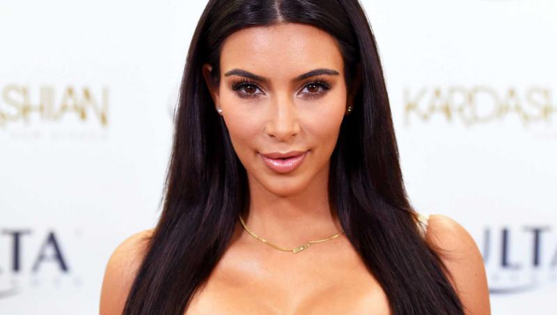 Kim Kardashian te învaţă cum să faci un selfie perfect! Vei deveni și tu o vedetă peste noapte! (VIDEO)