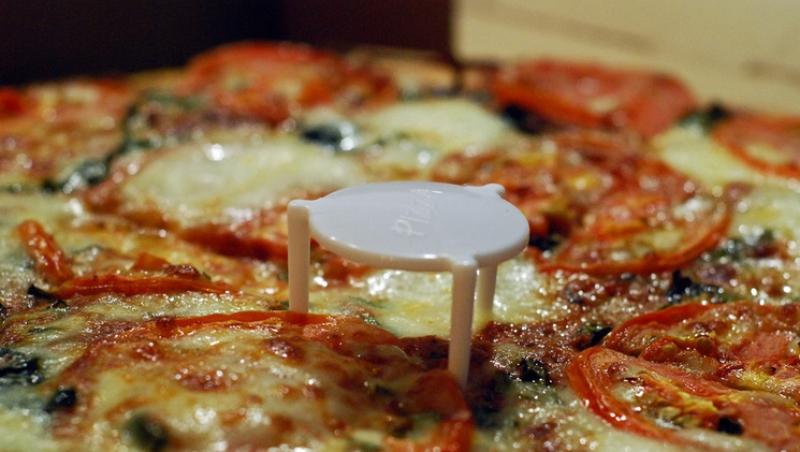 La ce folosește suportul de plastic din cutiile de pizza? Cu siguranță nu vei ghici răspunsul!