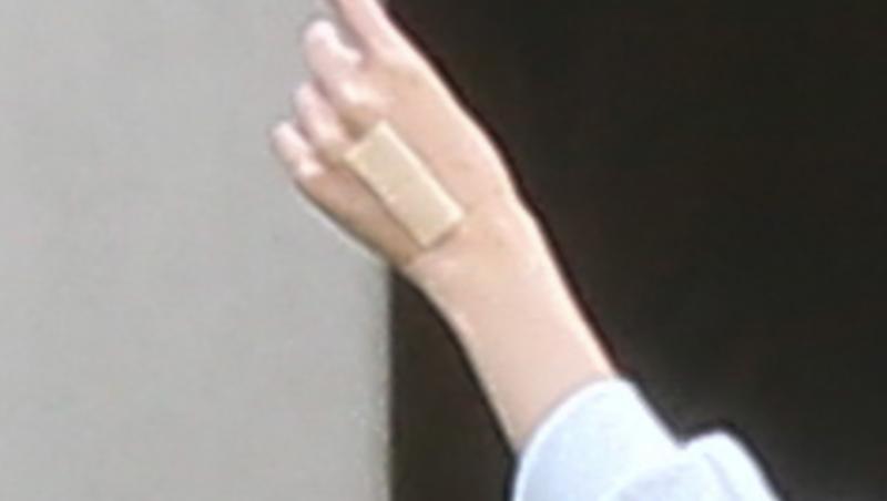 Imagini sfâșietoare! Selena Gomez, răpusă?! Cu branulă pe mână, artista a ieșit în curtea clinicii de psihiatrie în care este internată: ”Of, frumoasa noastră!”
