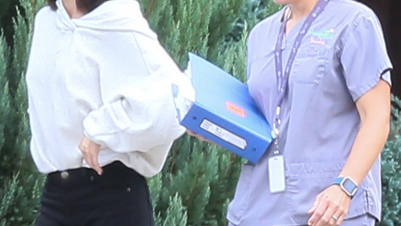 Imagini sfâșietoare! Selena Gomez, răpusă?! Cu branulă pe mână, artista a ieșit în curtea clinicii de psihiatrie în care este internată: ”Of, frumoasa noastră!”