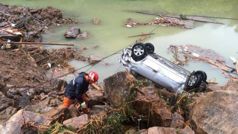 Alunecările de teren din China fac ravagii! Opt morți, 19 dispăruți și case îngropate la o adâncime de 15 metri