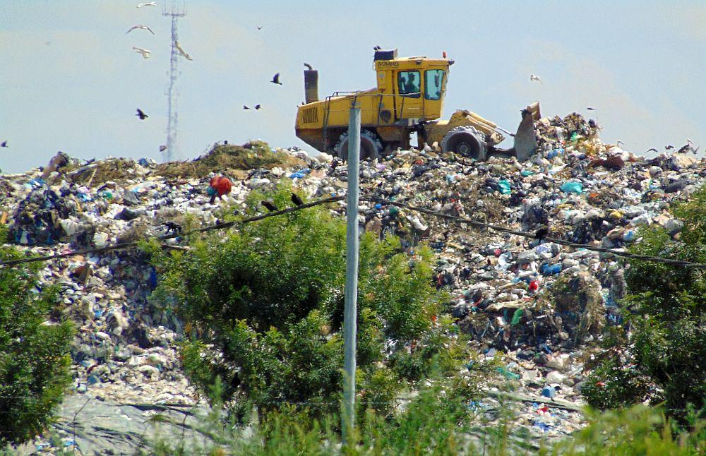 Protest la groapa de gunoi din Chiajna. Oamenii au ieșit &icirc;n stradă, cu măști pe față, și se pl&acirc;ng că mirosul este insuportabil