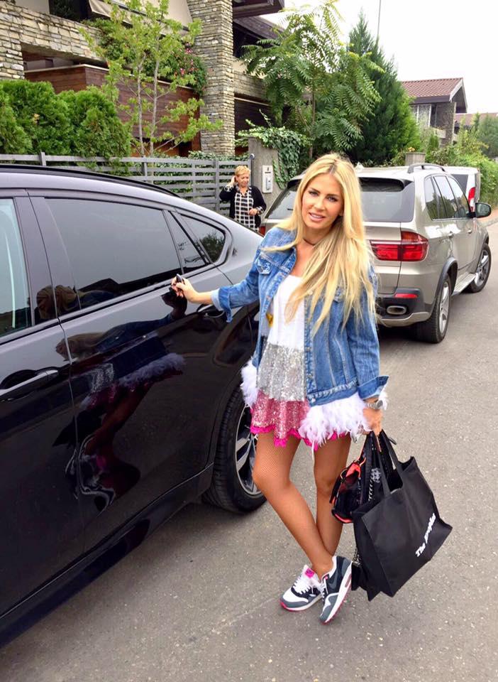 Război &icirc;n familia Andreei Bănică! Mai are un pic şi naşte, dar nu are liniște. Motivul? Bebelușul care urmează să vină pe lume