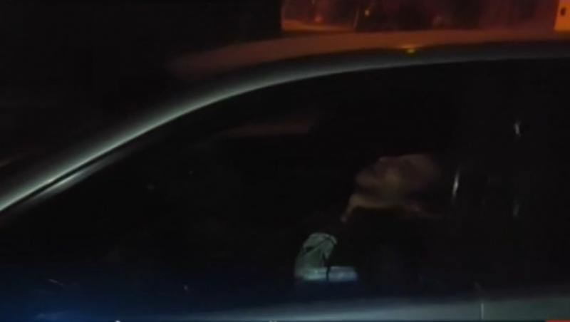 Oboseala bat-o vina! Un șofer român a fost surprins în timp ce sforăia, chiar pe trecerea de pietoni - VIDEO
