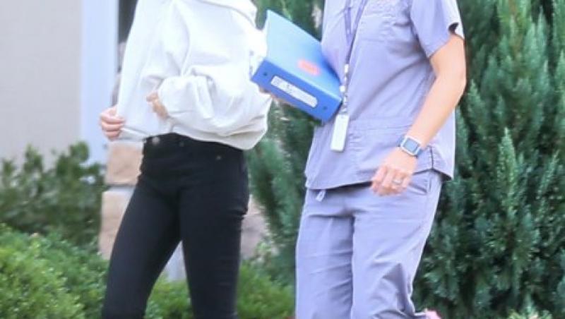 Selena Gomez e pe moarte? Internată într-o clinică de psihiatrie, vedeta e însoțită mereu de un medic. Fanii:  ”Suntem alături de tine până la sfârșit!”