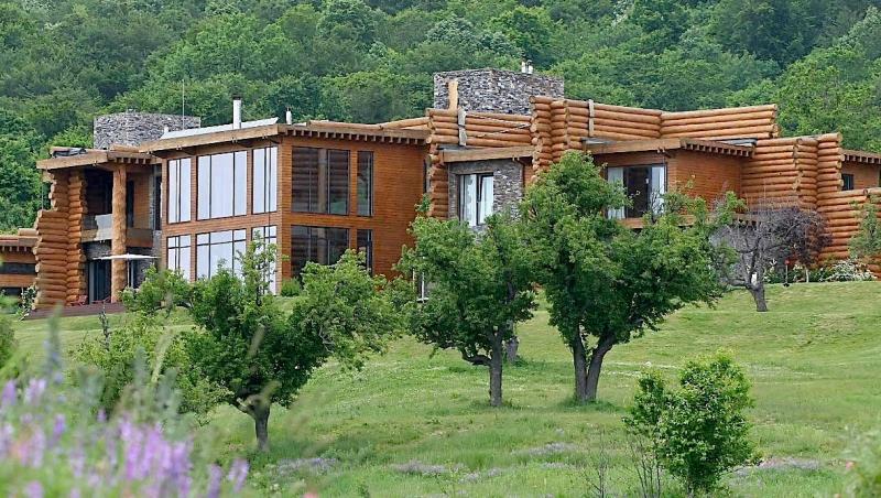 Galerie foto! Aşa arată cea mai scumpă locuinţă din România. Vila din Munţii Buzăului a fost estimată la 2,5 milioane de euro