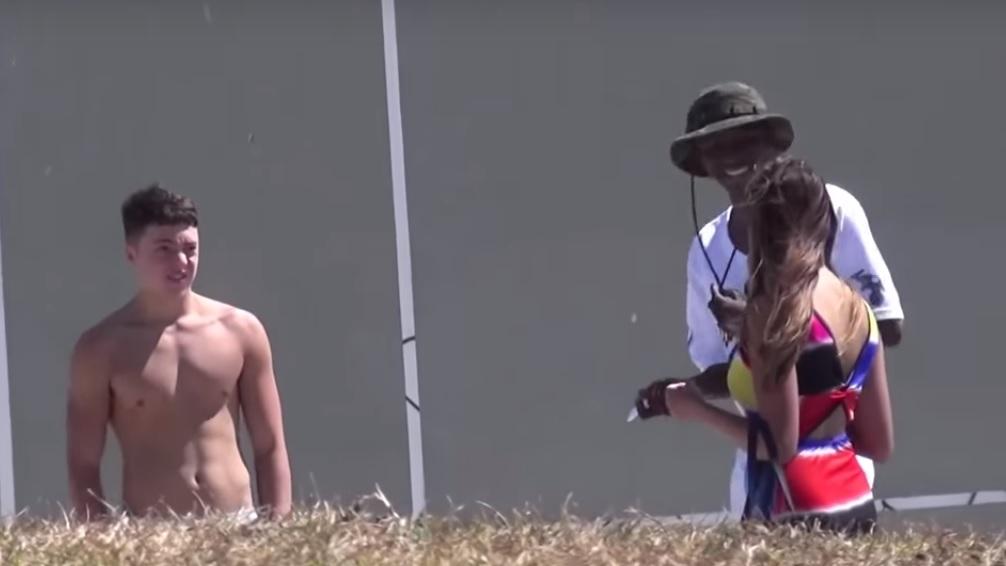 "Pot să &icirc;ţi ofer un cap?" Sigur că da! Cum să nu?! Clipul a devenit viral, spre dezamăgirea protagoniștilor: "Ești sigură? Am prietenă" (VIDEO)