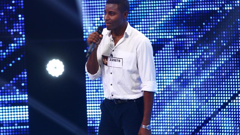Edwin Enyesobi, din nou la X Factor! Nu i-a ieşit din prima, dar a doua a fost cu noroc. Juraţii, prinşi de moment, l-au acompaniat