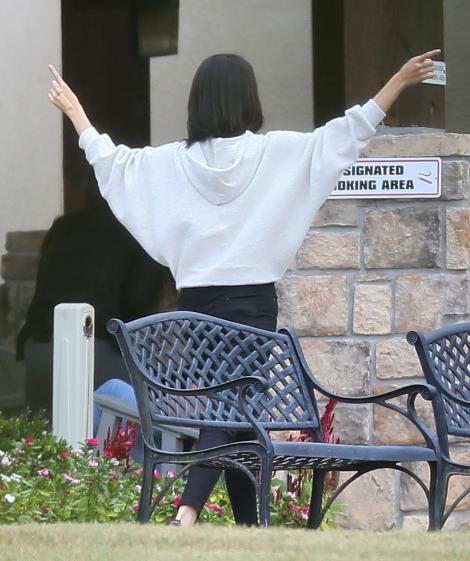 FOTO! Selena Gomez, optimistă în lupta cu boala? Vedeta, surprinsă în timp ce dansează în curtea spitalului de psihiatrie unde este internată