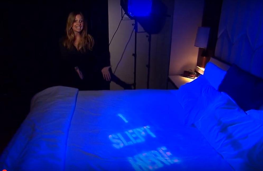 Truc surprinzător! Cum &icirc;ți dai seama că la hotelul &icirc;n care stai nu au fost schimbate cearșafurile (VIDEO)